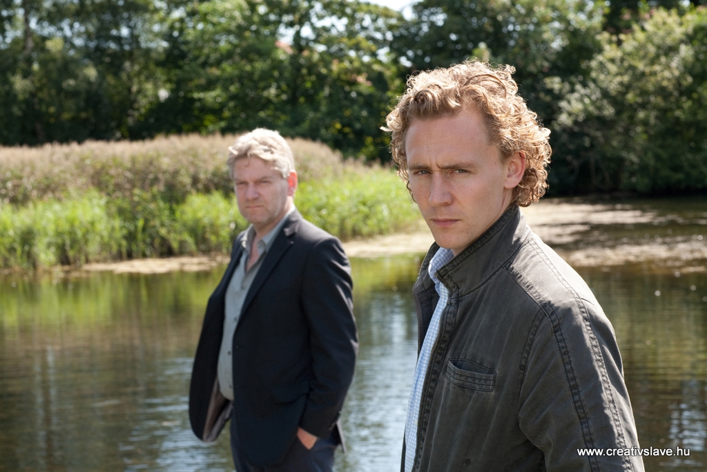 Kenneth Branagh: Kurt Wallander és Tom Hiddleston: Martinsson szerepében.