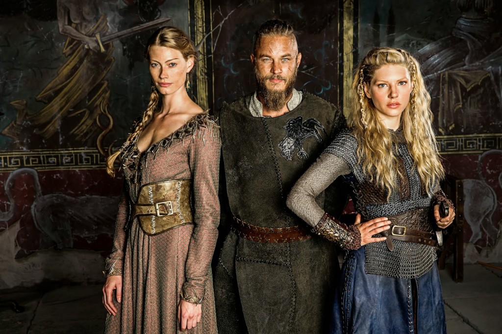 Aslaug hercegnő (Alyssa Sutherland), Ragnar Lothbrok (Travis Fimmel)  és Lagertha (Katheryn Winnick)