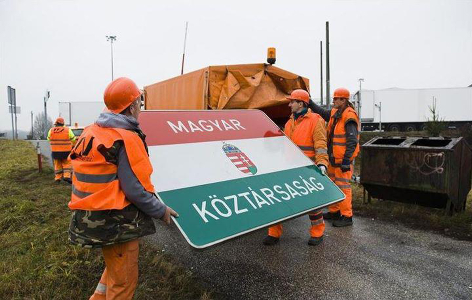 Elbontják a Magyar Köztársaság táblát