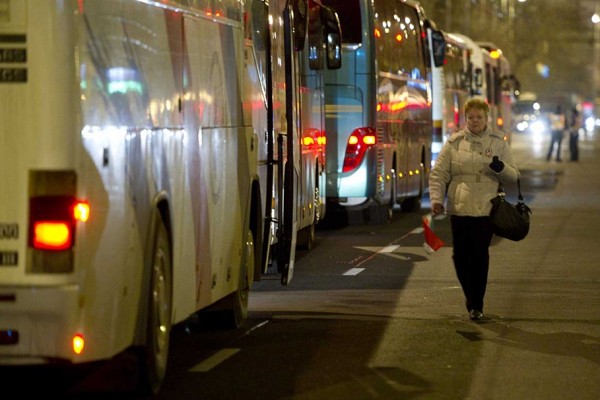 Busszal hozták a spontán tüntetőket a békemenetre