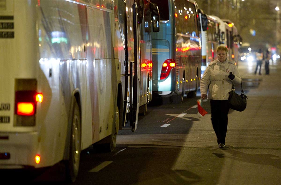 Busszal hozták a spontán tüntetőket a békemenetre