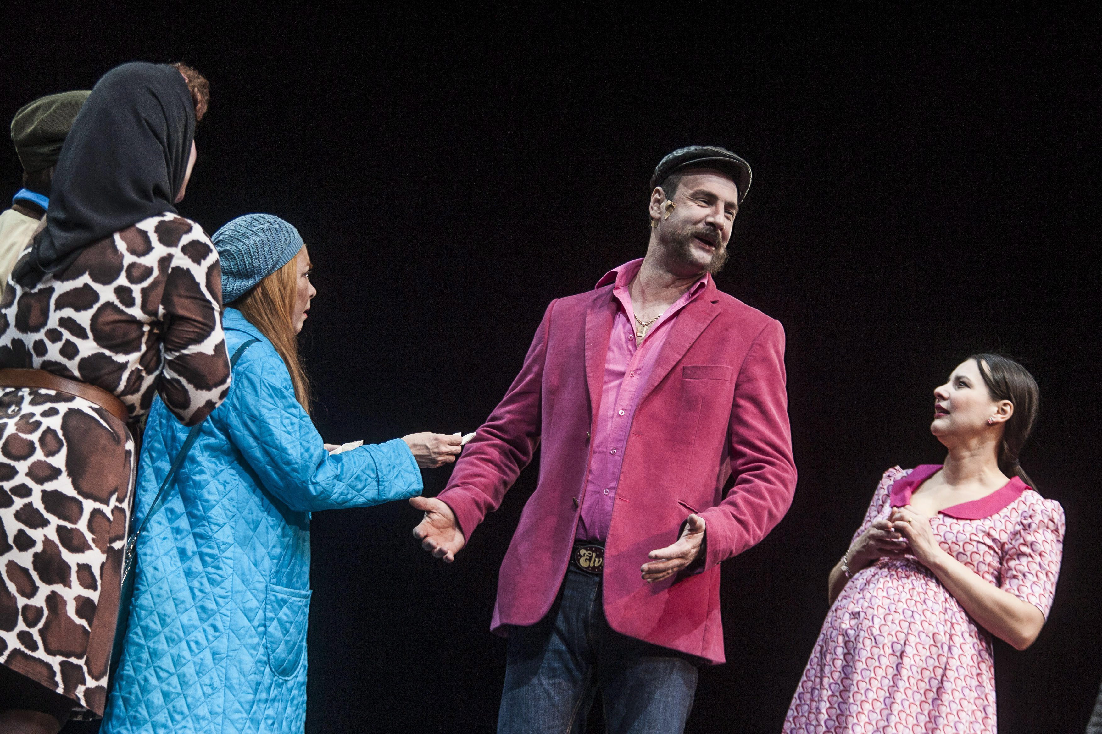 Budapest, 2013. március 6. Fesztbaum Béla (b, takarva) Elhanan, Hegyi Barbara (b2, háttal) Lola, Munja felesége, Börcsök Enikõ (b3) Henja, Elhanan édesanyja, Pindroch Csaba (j2) Motke, Avner bátyja és Péter Kata (j) Cippora, Motke felesége szerepében Hanoch Levin Átutazók címû komédiájának próbáján a Vígszínház nagyszínpadán 2013. március 6-án. A darabot március 8-án mutatják be Eszenyi Enikõ rendezésében. MTI Fotó: Szigetváry Zsolt